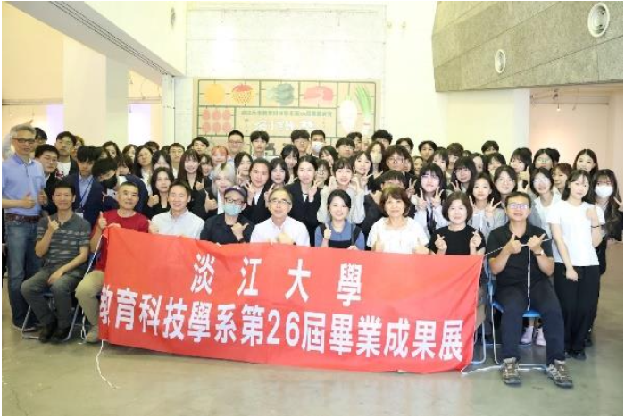 閉幕式來賓與學生合影