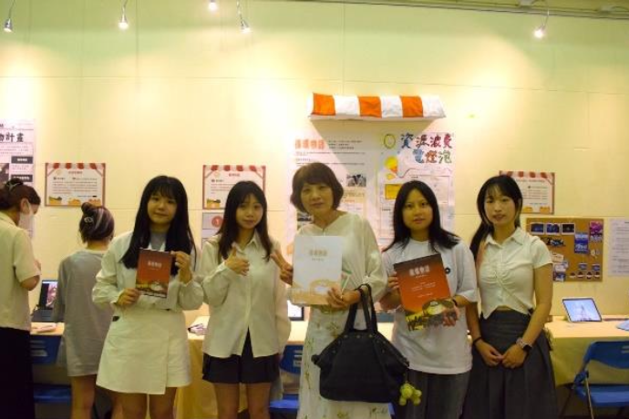 參展學生與專題指導老師合影