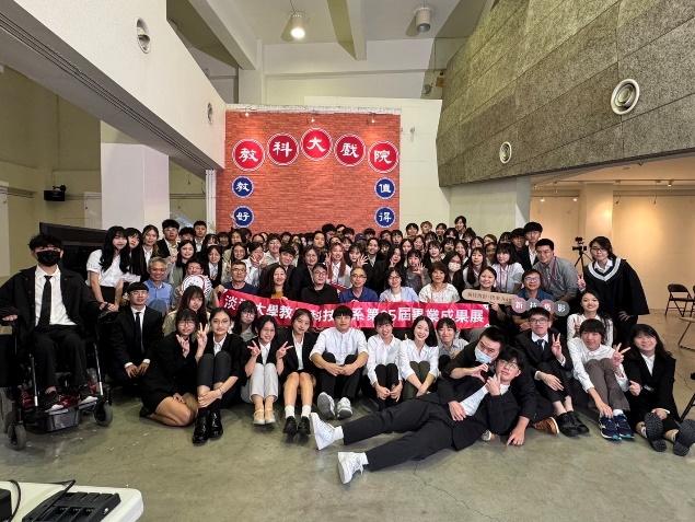 閉幕式來賓與學生合影