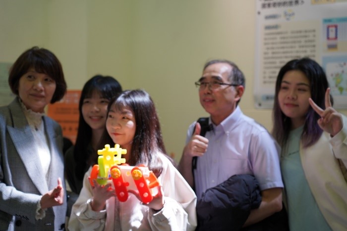 教科系師長與專題製作學生合影