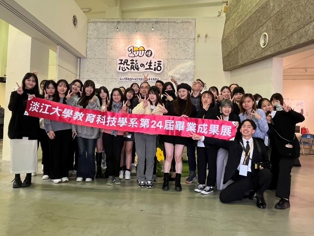 閉幕式師長與學生合影